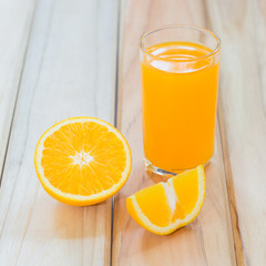Orange juice and slices of orange
