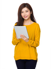 Obraz premium Young woman use of the digital tablet pc