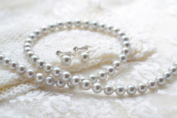 グレーパールのネックレスとイヤリング