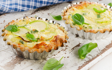 Tart with zucchini and cheese