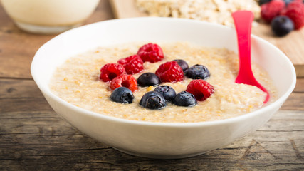 Porridge mit Beeren