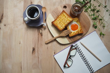 Fototapeta na wymiar breakfast table and notepad