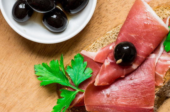 Tapas with jamon and olives