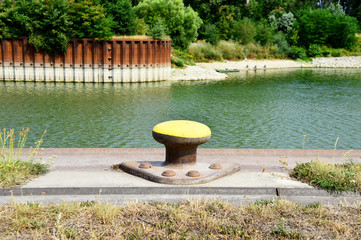 Hafenpoller am Hafenbecken
