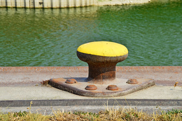 Hafenpoller am Hafenbecken