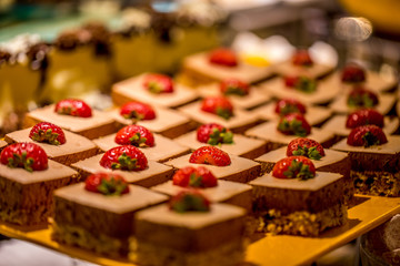 Mit Erdbeeren verzierte Küchlein