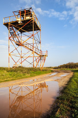Alter Wachturm spiegelt sich in Lacke