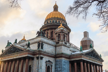 Obraz premium Dawn in the city, Saint Isaac cathedral in St Petersburg