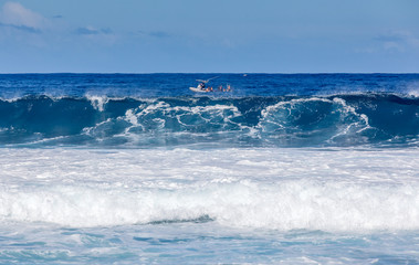 vague bleue sur plage de l'Etang-Salé, Réunion 