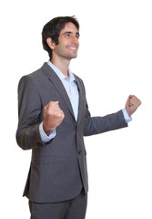 Jubelnder Geschäftsmann im grauen Anzug