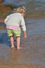 Fillette qui joue dans l'eau sur une plage