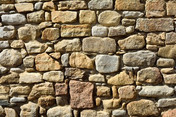 Joli mur de pierres en granit . Bretagne