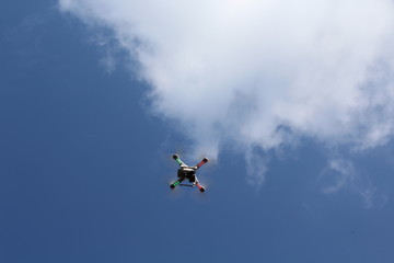 Fliegende Drohne am Himmel