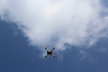 Fliegende Drohne am Himmel