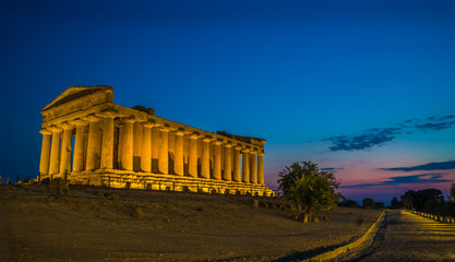 Concordia Temple in Sicily at Sunset - obrazy, fototapety, plakaty