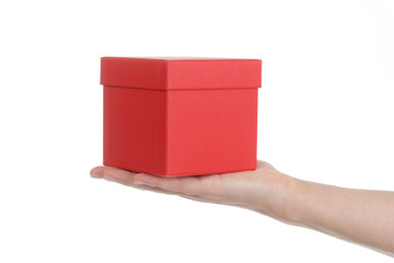 main femme tenant boîte rouge