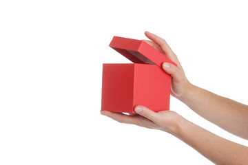 mains femme ouvrant boîte rouge