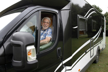 Senior rangiert sein Wohnmobil