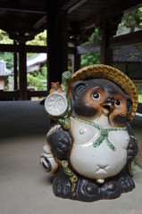 神社の裏の狸の置物（縦）