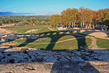 l'ombre du pont du Gard