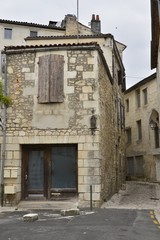 Fototapeta na wymiar L'une des entrées de la partie médiévale du centre historique de Saintes