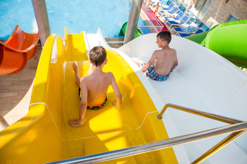 Obraz premium Bunte Rutschen im Aquapark