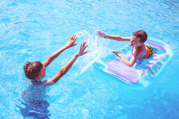 Kinder spielen im Pool
