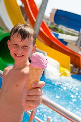 Kind schleckt Eis im Aquapark
