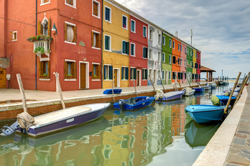 Fototapeta na wymiar Colorful house and boats of Burano island