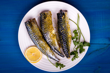 Seasoned mackerel with lemon, ready for grill