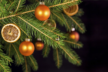 orangene Dekoration an einem Tannenbaum