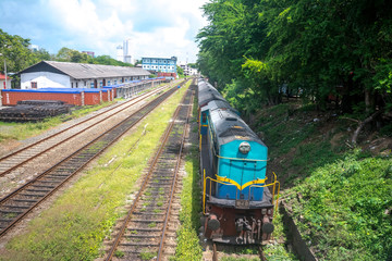 Obraz premium Sri Lankan train on railway track in Colombo