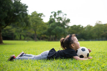 サッカーボールを持ってのんびりする女の子
