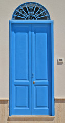 portone in legno verniciato di colore azzurro