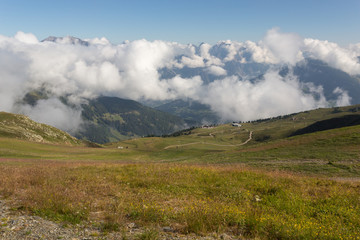 Prairie, vall&eacute;e et nuages