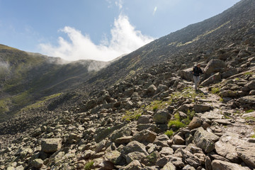 Sentier dans le pierrier avec randonneuse