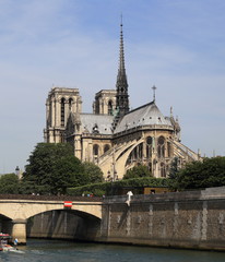 Fototapeta na wymiar Notre-Dame de Paris vue arrière depuis la Seine