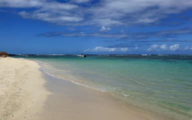 plage et lagon bleu de l'île Maurice
