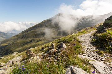 sentier dans les pierriers rocheux des Alpes