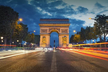 Poster Arc de Triomphe. Afbeelding van de iconische Arc de Triomphe in de stad Parijs tijdens twilight blue hour. © rudi1976