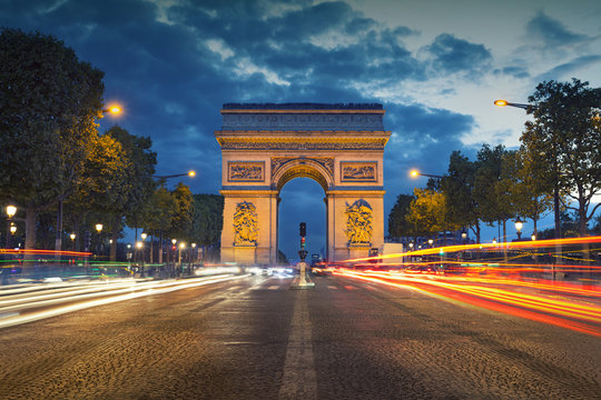 Fototapeta Arc de Triomphe. Image of the iconic Arc de Triomphe in Paris city during twilight blue hour.