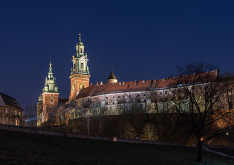 Fototapeta na wymiar Wawel Castle and Wawel cathedral seen from the Vistula boulevards in the evening