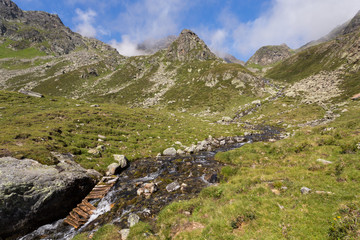 Torrent et sommets rocheux des Alpes