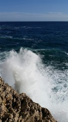 Fototapeta na wymiar Grosse vague qui s'écrase sur les rochers