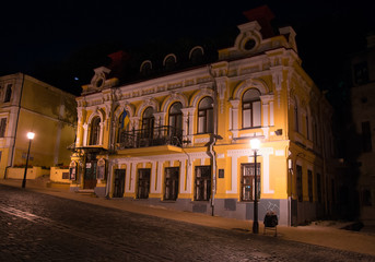 Fototapeta na wymiar Yellow house at night