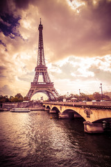 Panele Szklane  Piękna Wieża Eiffla w Paryżu we Francji pod złotym światłem