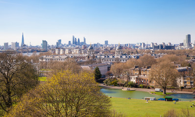 Fototapeta na wymiar LONDON, UK - APRIL 14, 2015: City of London view from the Greenwich hill. Modern skyscrapers of banking aria