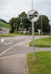 Strasse mit Schildern
