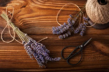 Photo sur Plexiglas Lavande dried lavender bunches on dark wooden table