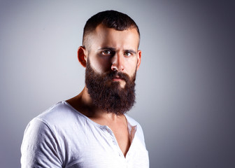 Obraz premium Portrait of handsome bearded man standing, isolated on grey